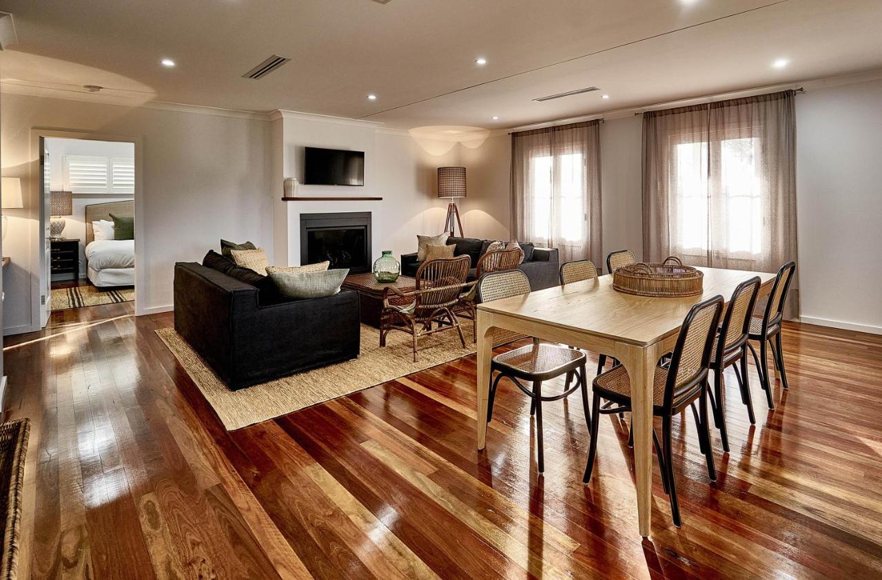 Goonoo Goonoo Station Hotel Tamworth Buitenkant foto A living room with a fireplace