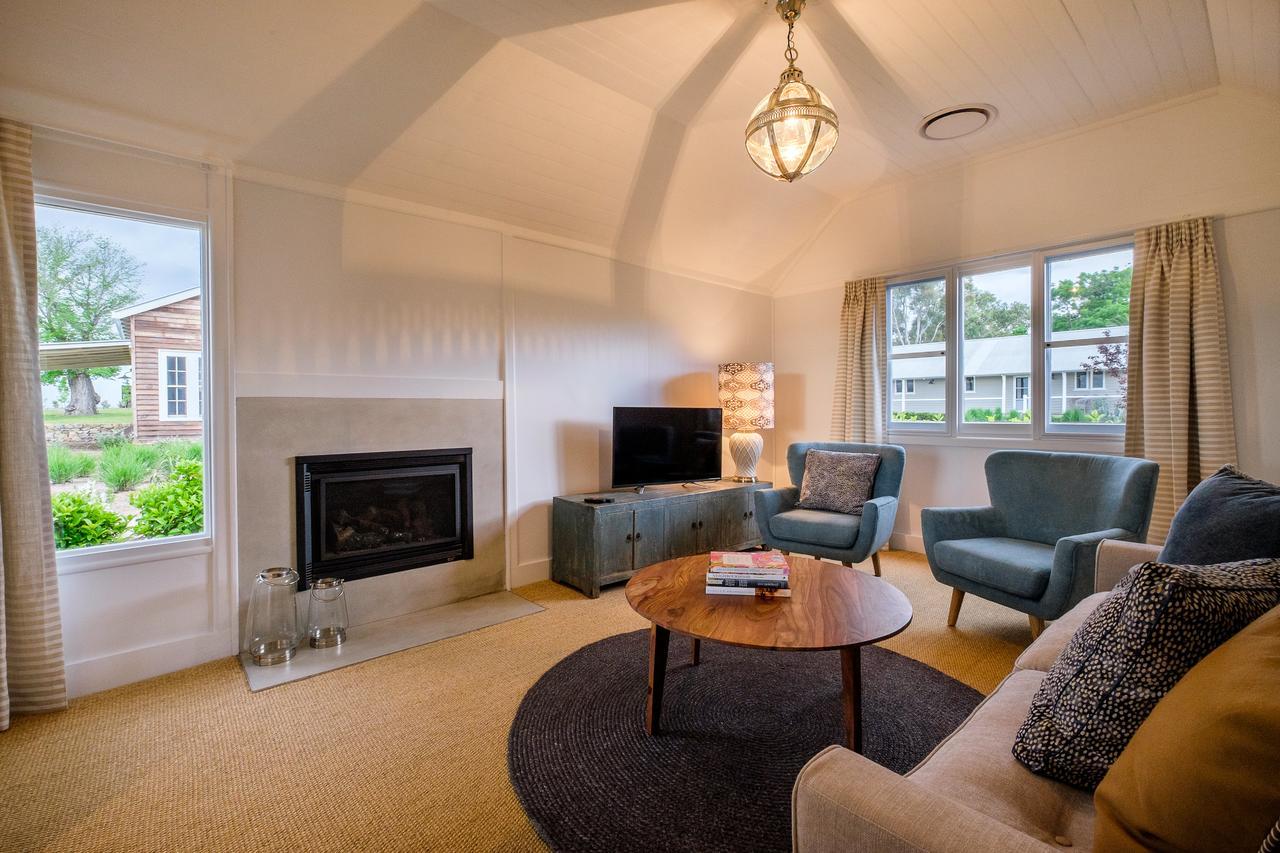 Goonoo Goonoo Station Hotel Tamworth Buitenkant foto The interior of a suite at the hotel