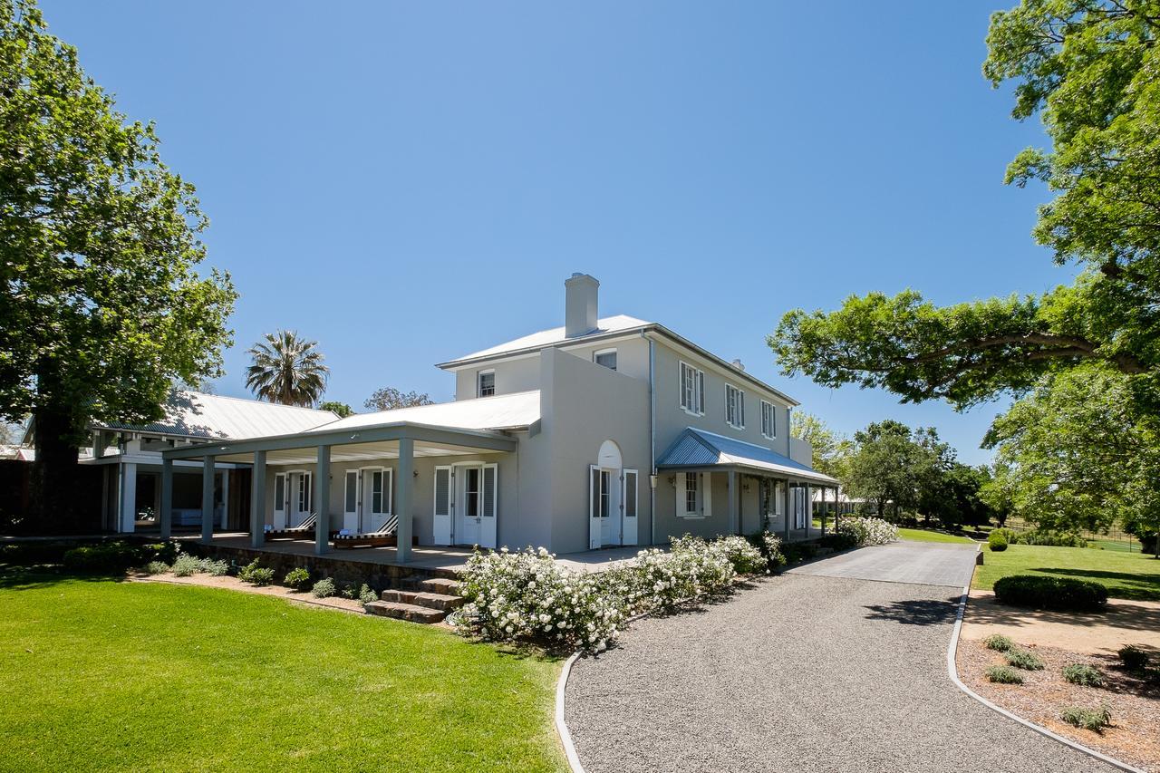 Goonoo Goonoo Station Hotel Tamworth Buitenkant foto The former residence of the South African Minister of Finance, Trevor Manuel, in the suburb of Constantia, Cape Town.