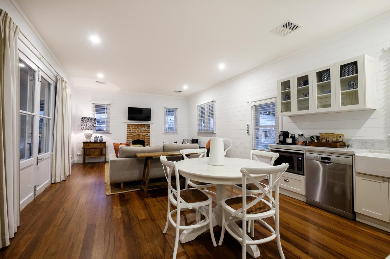 Goonoo Goonoo Station Hotel Tamworth Buitenkant foto The kitchen and living room of a typical apartment