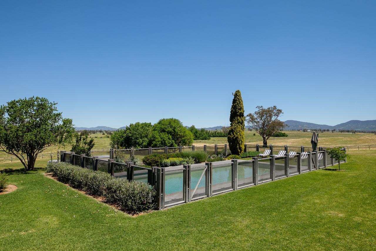 Goonoo Goonoo Station Hotel Tamworth Buitenkant foto A pool in Australia