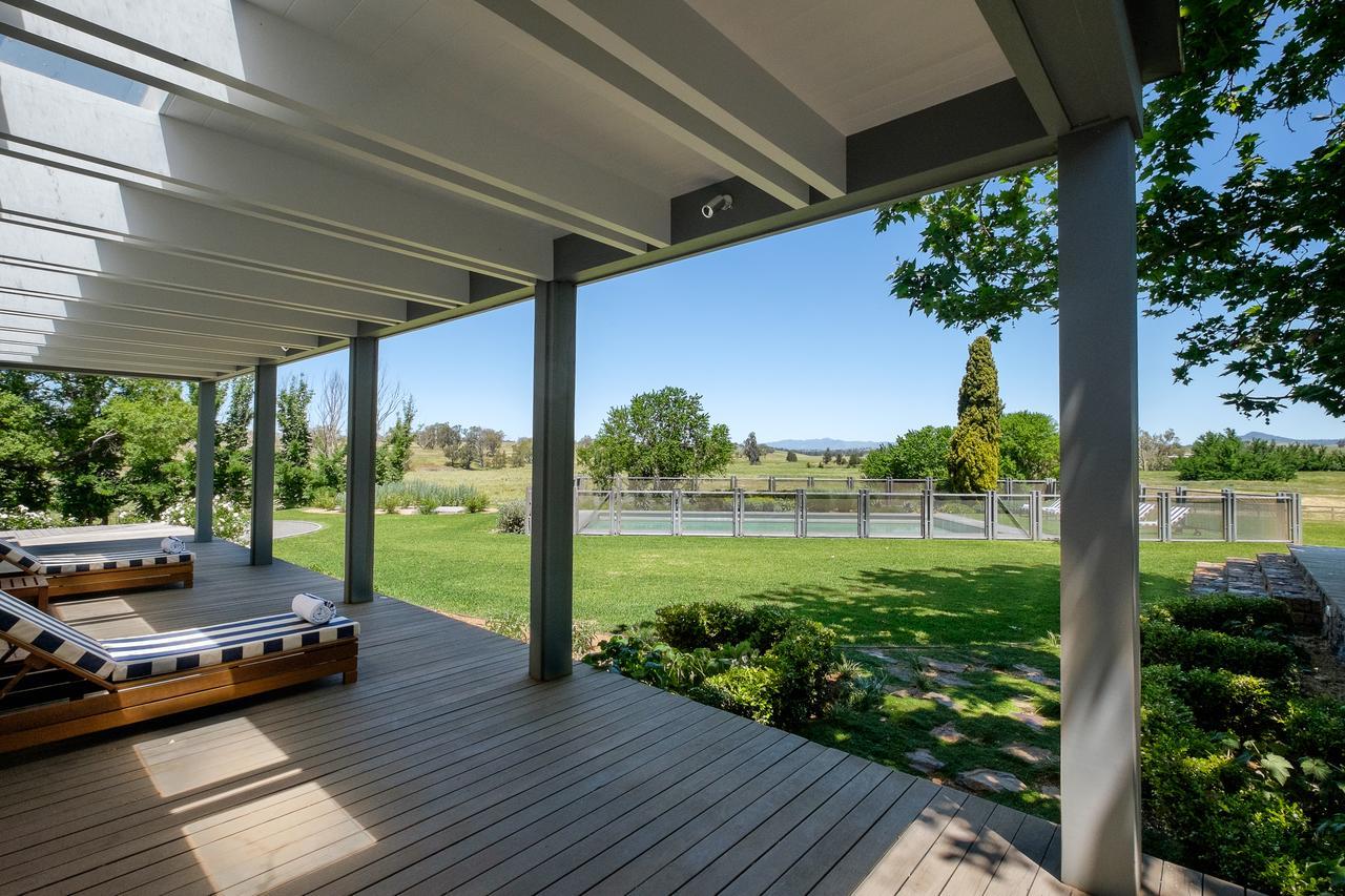 Goonoo Goonoo Station Hotel Tamworth Buitenkant foto The deck at the clubhouse
