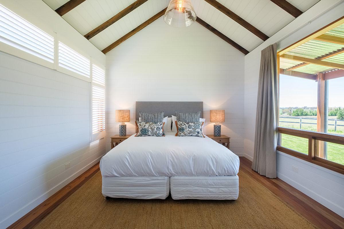 Goonoo Goonoo Station Hotel Tamworth Buitenkant foto A bedroom at the Lodge at the Hunter Valley
