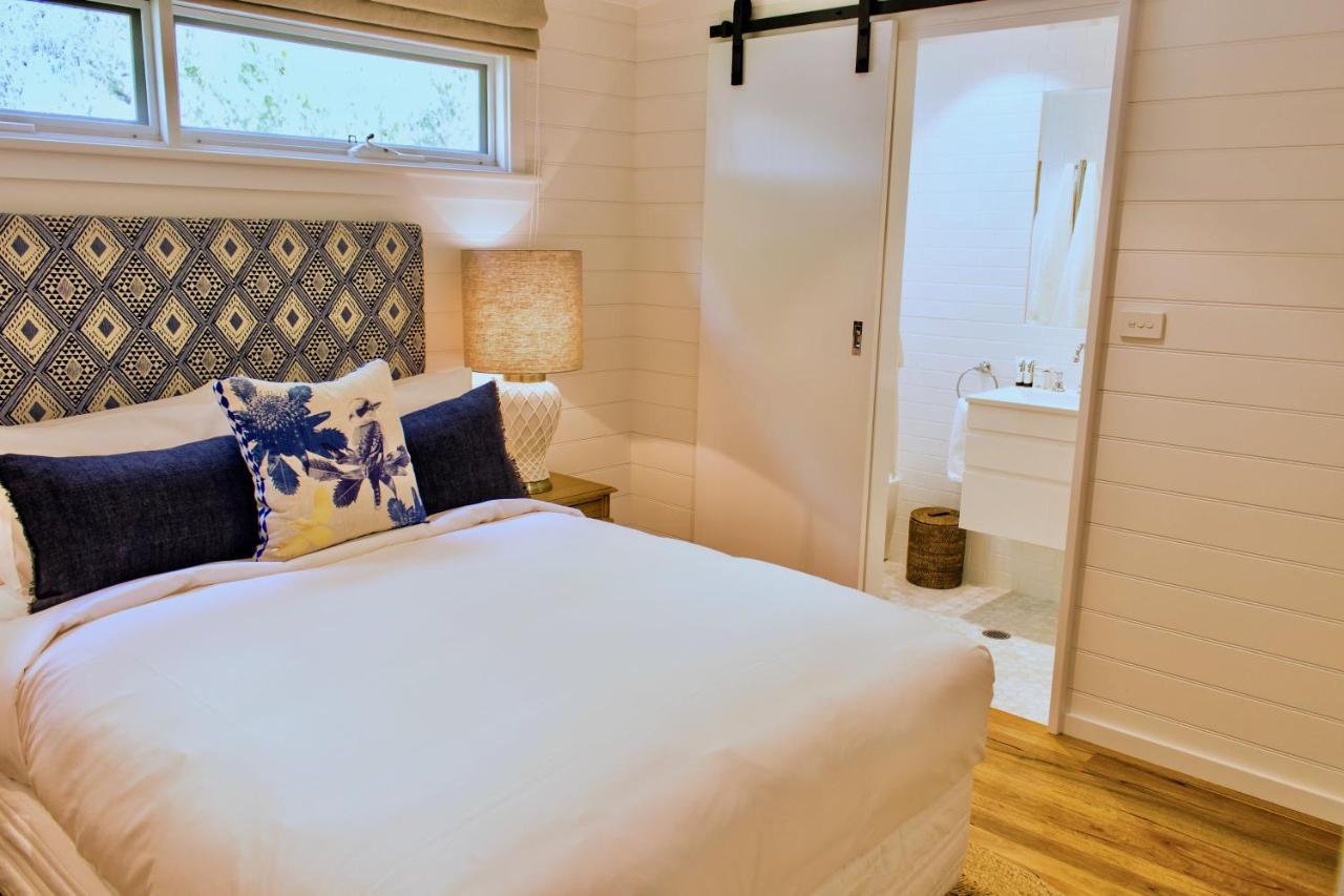 Goonoo Goonoo Station Hotel Tamworth Buitenkant foto A bedroom with a sliding barn door